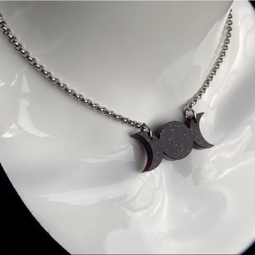 Dark red & glitter resin moon phase necklace - Picture 5 of 11